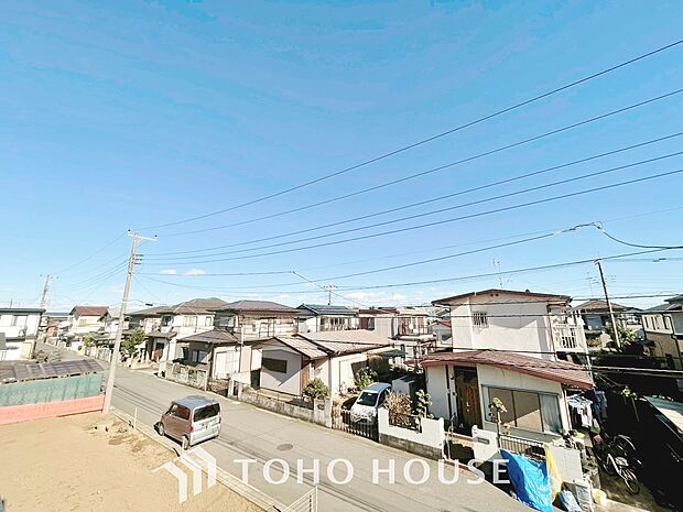 その豊かな眺望にふさわしい空間には、通風・採光にも優れ、心地よい光と風があふれています。