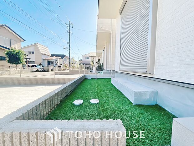 リビングの窓先に緑を感じる生活が贅沢に感じる世の中です。ガーデニングで癒しの空間を。