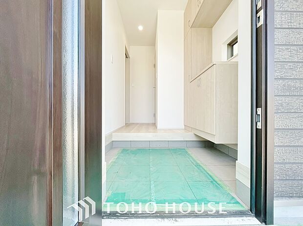 毎日みんなを見送り、そして迎え入れる場所だから。帰りたくなる家をテーマに設計した、自慢の玄関です。