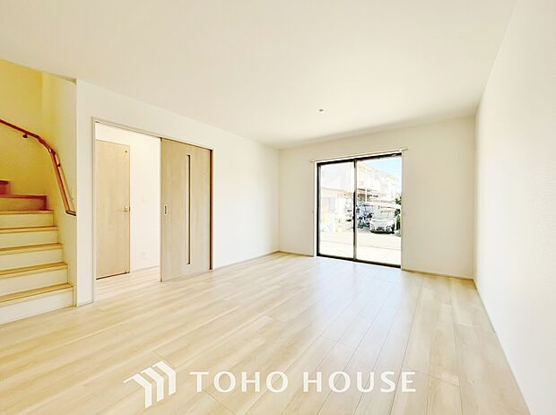 生活動線が確保されたリビングには陽光が降り注ぎ、自然とみんなが集まる空間へと仕上がっております。