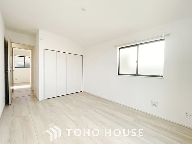 シンプルなお部屋は家具やファブリックが合わせやすいです。季節毎に模様替えをするのもいいですね。