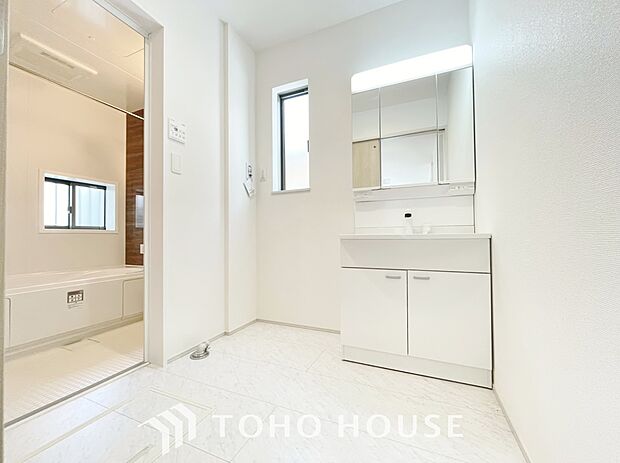 身だしなみのチェックがしやすい大きな鏡、下には収納がたっぷり。スッキリとした空間を演出いたします。