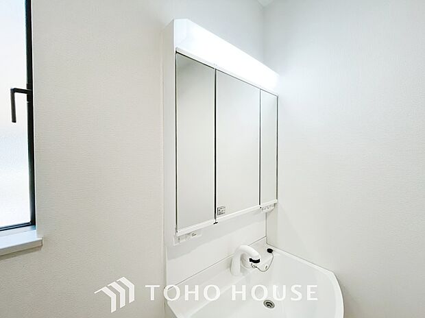 手で洗いたい大切な服など、広く使えると助かる洗面台は汚れの付きにくい形状と素材で造られております。