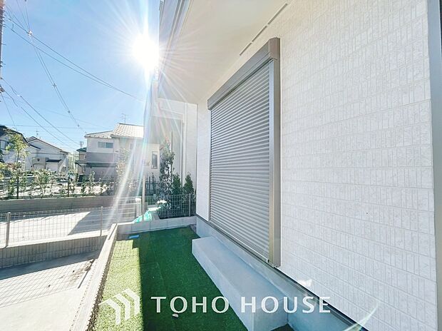 防犯機能のシャッターを完備しております。女性のチカラでも開閉が可能ですのでラクラクな所も便利です。