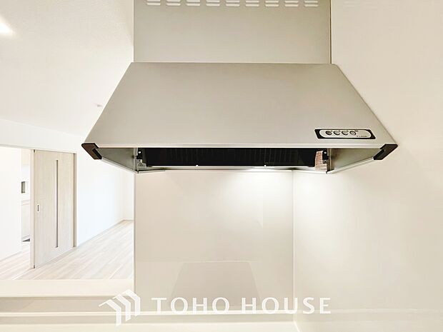 一般的に普及しているレンジフード。空気の吸い込み口が広いため、換気性能に安定感があります。