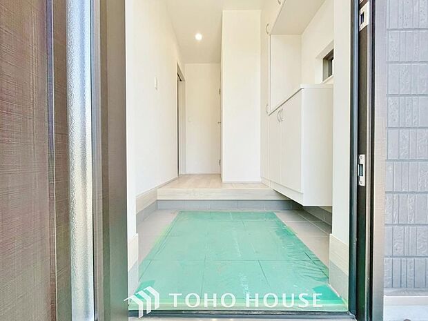 毎日みんなを見送り、そして迎え入れる場所だから。帰りたくなる家をテーマに設計した、自慢の玄関です。