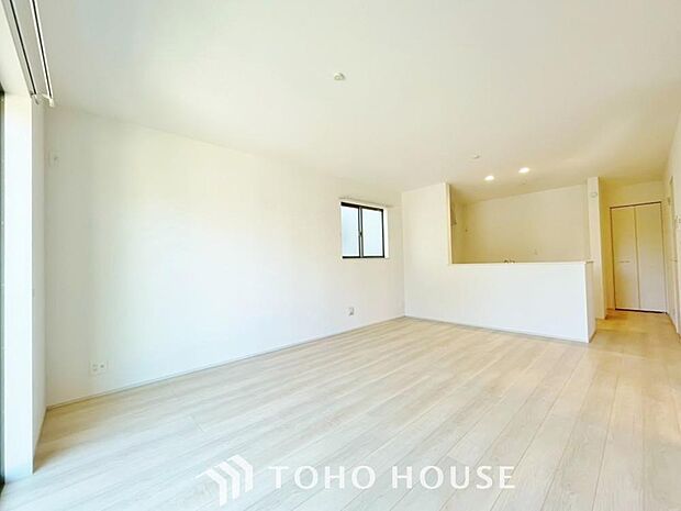 生活動線が確保されたリビングには陽光が降り注ぎ、自然とみんなが集まる空間へと仕上がっております。