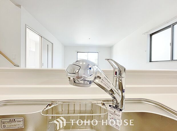 ワンタッチで浄水と原水と切り替えできる、見た目にもスマートな浄水器一体型の水栓。