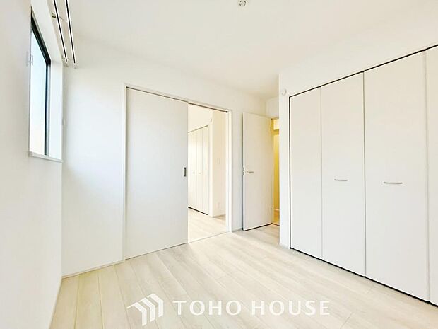 シンプルなお部屋は家具やファブリックが合わせやすいです。季節毎に模様替えをするのもいいですね。