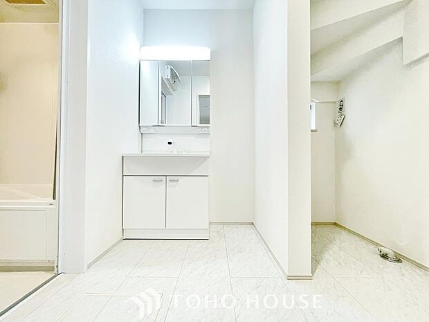 身だしなみのチェックがしやすい大きな鏡、下には収納がたっぷり。スッキリとした空間を演出いたします。