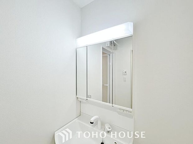 手で洗いたい大切な服など、広く使えると助かる洗面台は汚れの付きにくい形状と素材で造られております。