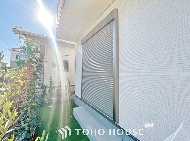 防犯機能のシャッターを完備しております。女性のチカラでも開閉が可能ですのでラクラクな所も便利です。