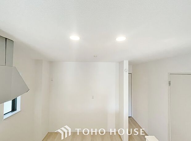 ダウンライトを採用しました。天井に設置し、スマートでデザイン性に溢れたオシャレな空間に演出します。