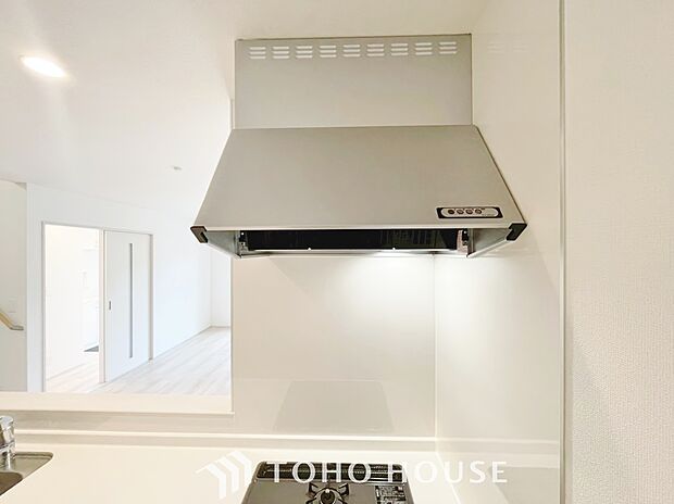 一般的に普及しているレンジフード。空気の吸い込み口が広いため、換気性能に安定感があります。