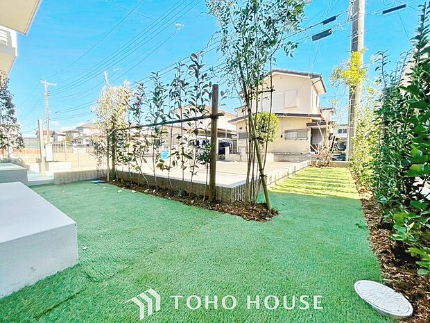 リビングの窓先に緑を感じる生活が贅沢に感じる世の中です。ガーデニングで癒しの空間を。