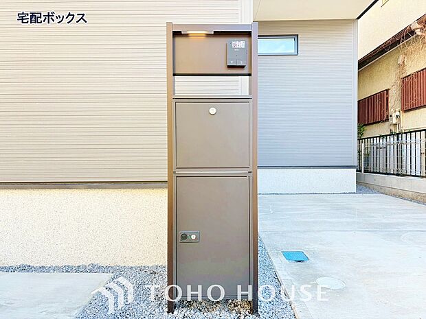 宅配ボックスは留守中でも宅配便の荷物が受け取れる為昼間の受け取りが困難な共働き世帯に需要が高い設備。