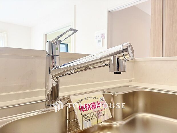 ワンタッチで浄水と原水と切り替えできる、見た目にもスマートな浄水器一体型の水栓。