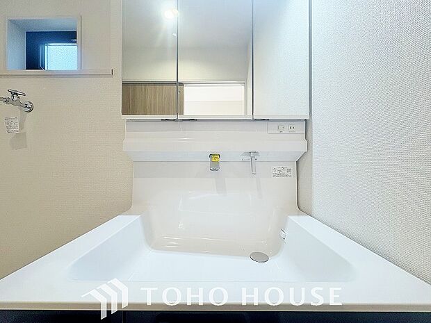 シンプルだからこそ使いやすい。スタンダードなデザインの洗面ボウルは清潔感あるオフホワイトです。