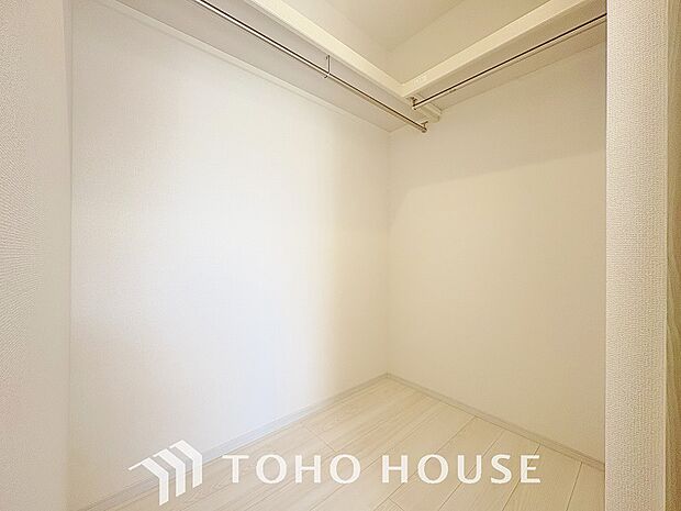 ウォークインクローゼットは洋服だけでなく、帽子や鞄などの小物もまとめて収納できるのが嬉しいですよね。