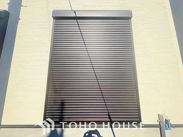 防犯機能のシャッターを完備しております。女性のチカラでも開閉が可能ですのでラクラクな所も便利です。