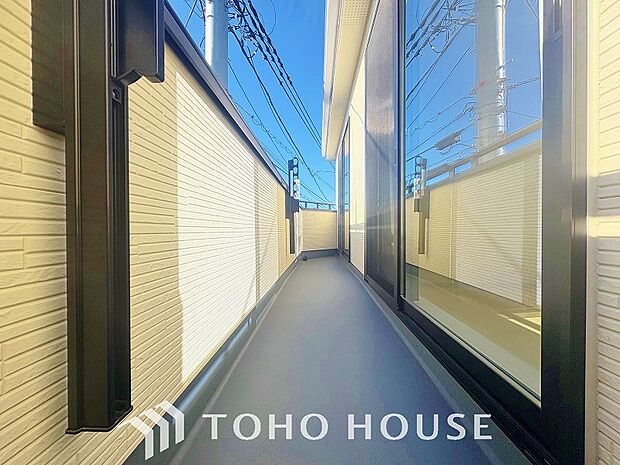 暖かい陽ざしが差込むバルコニーは、晴れた日には、洗濯物が良く乾きます。また、風通しも良好です。