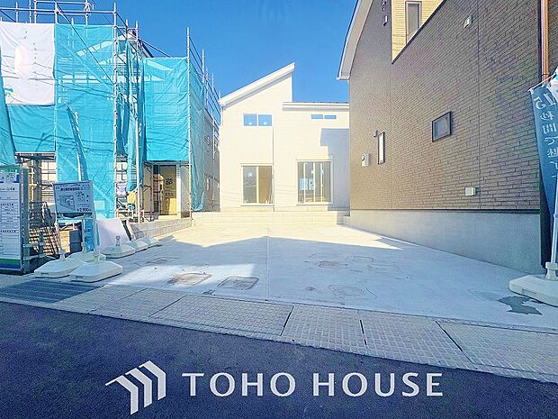 ゆったりとした駐車スペースを確保いたしましたので、大きめのお車でも駐車可能です。