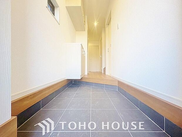 人を迎え入れる最初の場所だからこそ、清潔感がある空間にして頂ける様シューズボックスを設置しました。