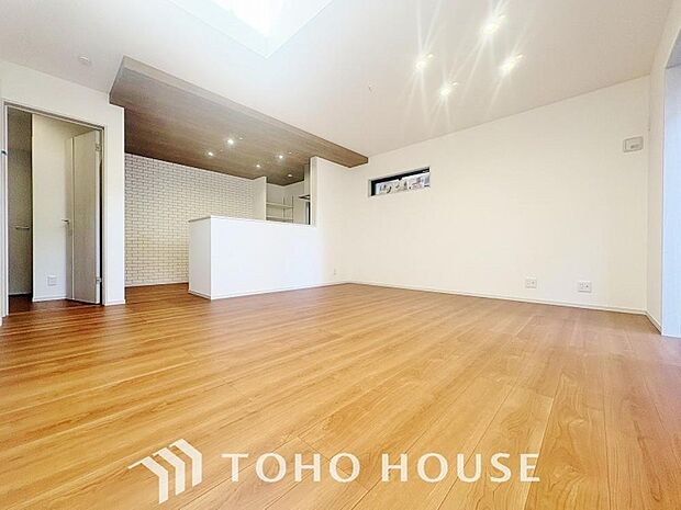 家族の暮らしに思いを馳せて、日常のワンシーンを表現したリビングダイニング。