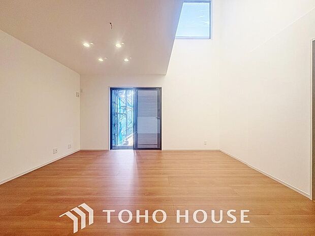 家族が自然と集まる明るいリビング。広々とした空間で豊かな時間をお過ごしください。