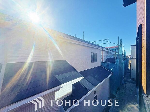 その豊かな眺望にふさわしい空間には、通風・採光にも優れ、心地よい光と風があふれています。