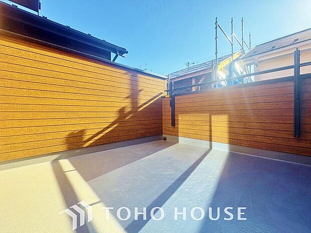 暖かい陽ざしが差込むバルコニーは、晴れた日には、洗濯物が良く乾きます。また、風通しも良好です。