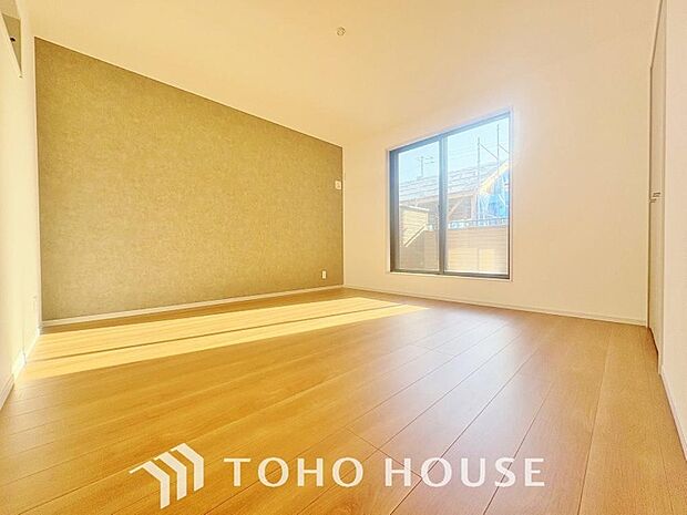 床とクロスの色をシンプルにし、疲れた日でも安らげる空間へ。帰宅する喜びのあるお部屋となるように。