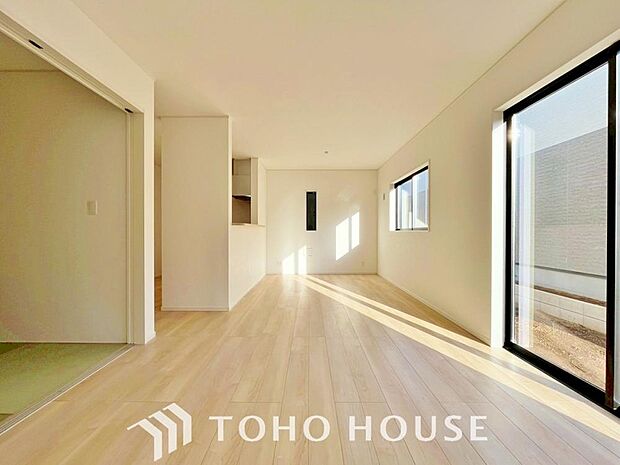 リビングも広く設け、訪れる人々を暖かく迎えてくれます。