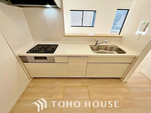 広々スペースのキッチンは使い勝手も考えられた設計。収納にも困らず調理器具もスッキリ片づけられます。