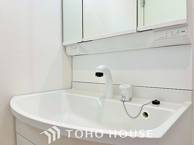 シンプルだからこそ使いやすい。スタンダードなデザインの洗面ボウルは清潔感あるオフホワイトです。