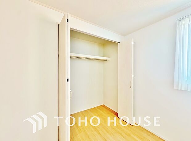 居室にはクローゼットを完備し、自由度の高い家具の配置が叶うシンプルな空間です。