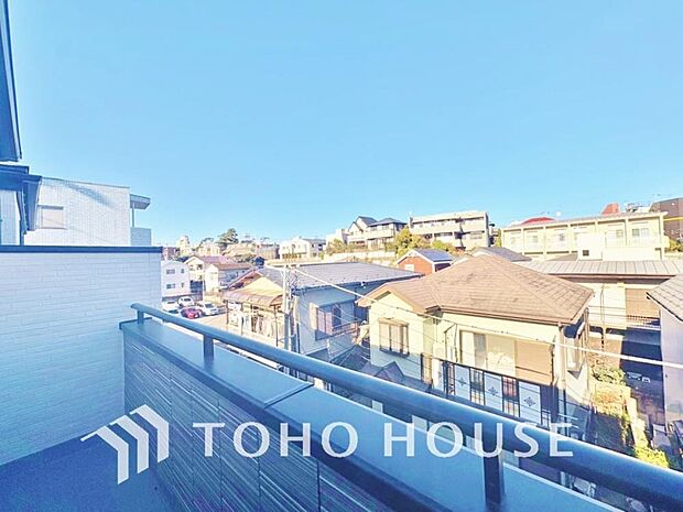 星空が地上に映りこむかのような夜景のきらめきまで、この街ならではの美しい風景の物語が室内に展開。