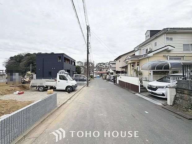 街並みの風景に包み込まれながら、瀟洒な印象も湛えて佇みます。