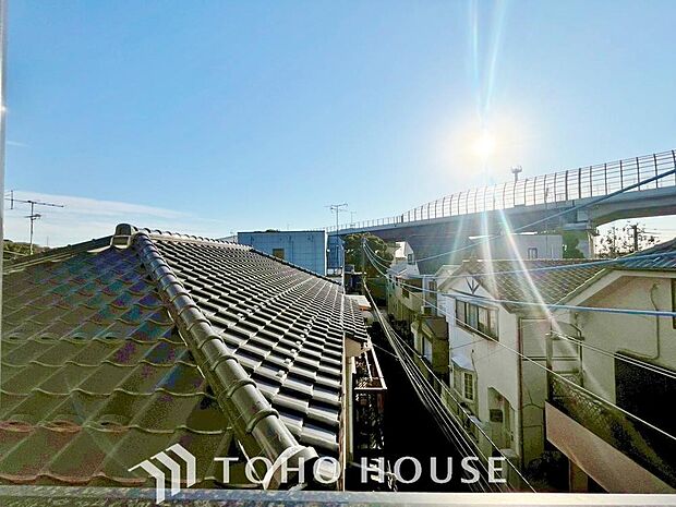 星空が地上に映りこむかのような夜景のきらめきまで、この街ならではの美しい風景の物語が室内に展開。