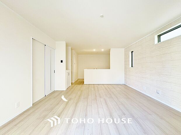 家族が自然と集まる明るいリビング。広々とした空間で豊かな時間をお過ごしください。