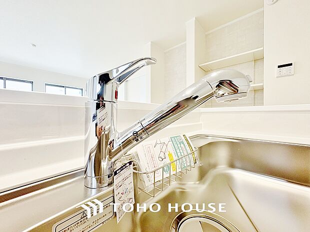 ワンタッチで浄水と原水と切り替えできる、見た目にもスマートな浄水器一体型の水栓。