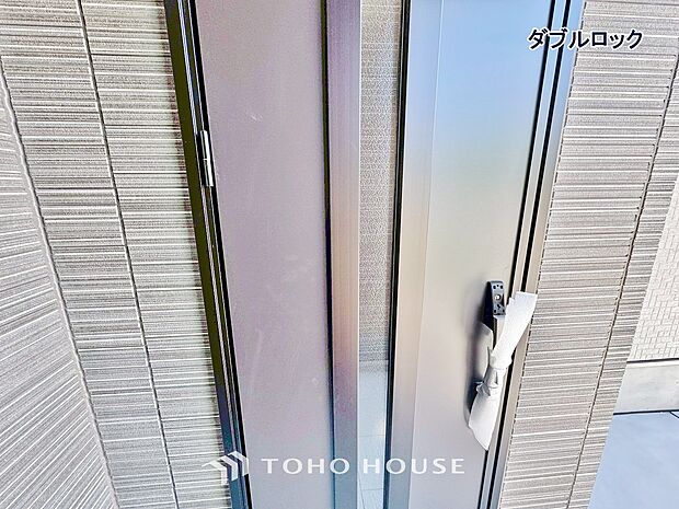 ダブルロックを採用した玄関ドア。鍵を増やすことで鍵開けに時間をかける事ができ防犯面で効果的です。