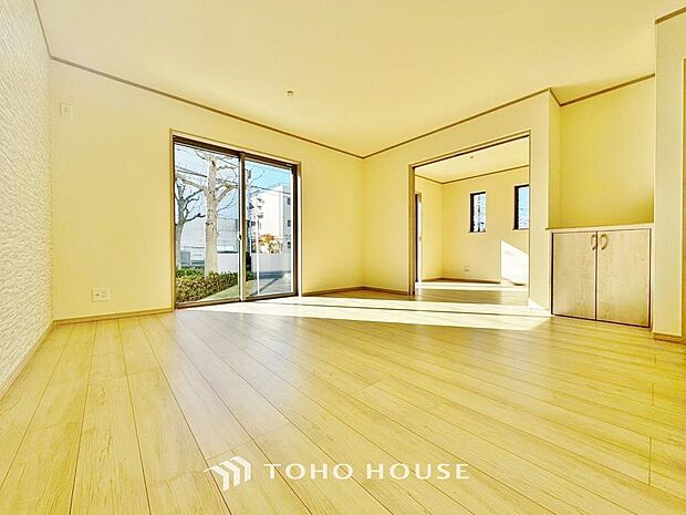 光が注がれる青い空から鮮やかに赤色にゆっくりと染まる。そんな優しい時間がここでは流れてゆく。