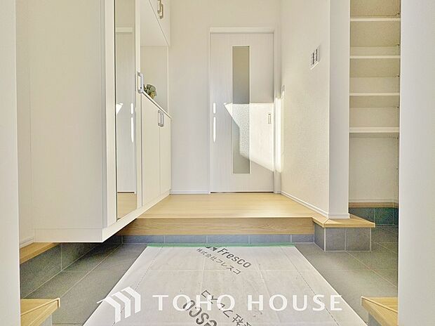 毎日みんなを見送り、そして迎え入れる場所だから。帰りたくなる家をテーマに設計した、自慢の玄関です。