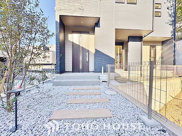 広々とした玄関スペースは何かと重宝します。ベビーカーも楽々置けるゆったりスペースが魅力です。