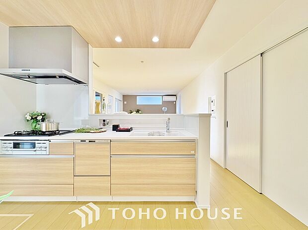 キッチンは、リビングで寛ぐ家族や小さなお子様を見守りながら料理が出来る対面式の温もり設計。