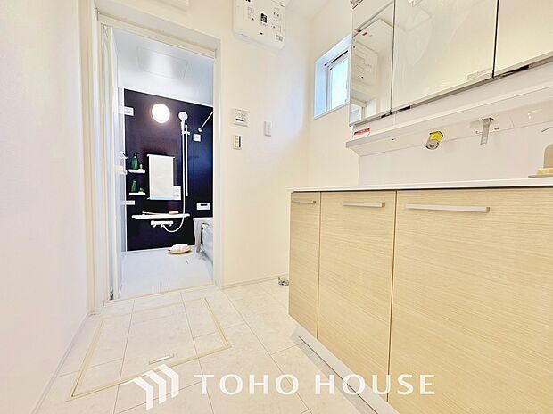 お家の中でも特にプライベートスペースとなる洗面所は、洗濯場所と浴室を同じ空間でまとめております。