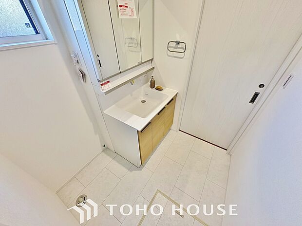 脱衣所内に洗濯機を置けるスペースを確保！ご家族のお洗濯物を洗う際にも大容量の洗濯機を置けて便利です。