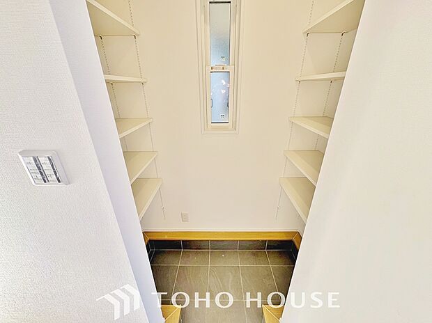 土足のまま入れるので、ゴルフバックなどがそのまま収納可能。散らかりがちな玄関をすっきりと保てます。