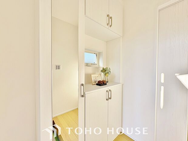 人を迎え入れる最初の場所だからこそ、清潔感がある空間にして頂ける様シューズボックスを設置しました。